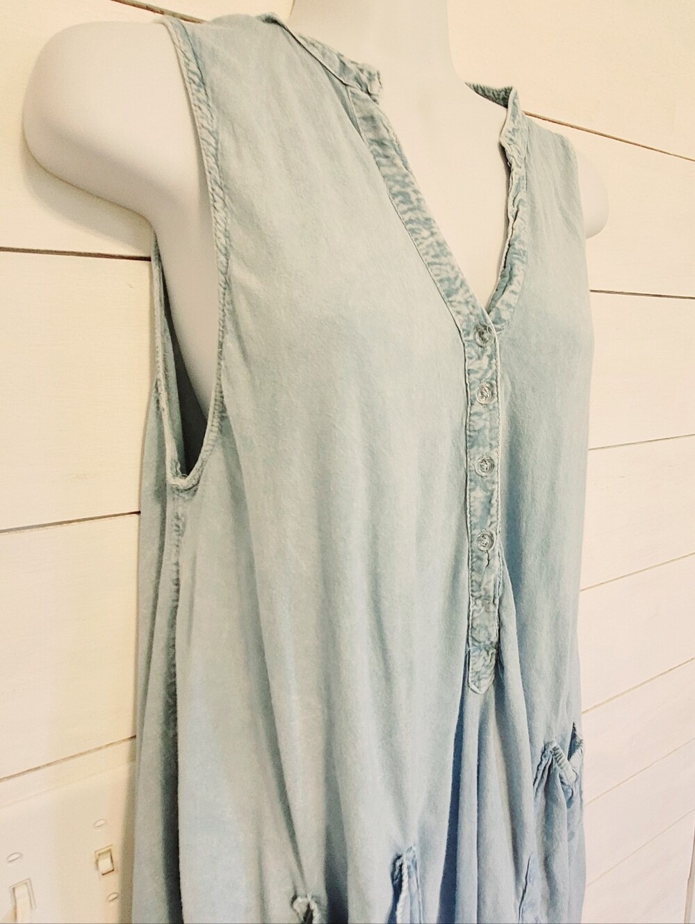 Light Chambray Wash Boho Sleeveless Button Midi Dress with Pockets - Picture 11 of 16